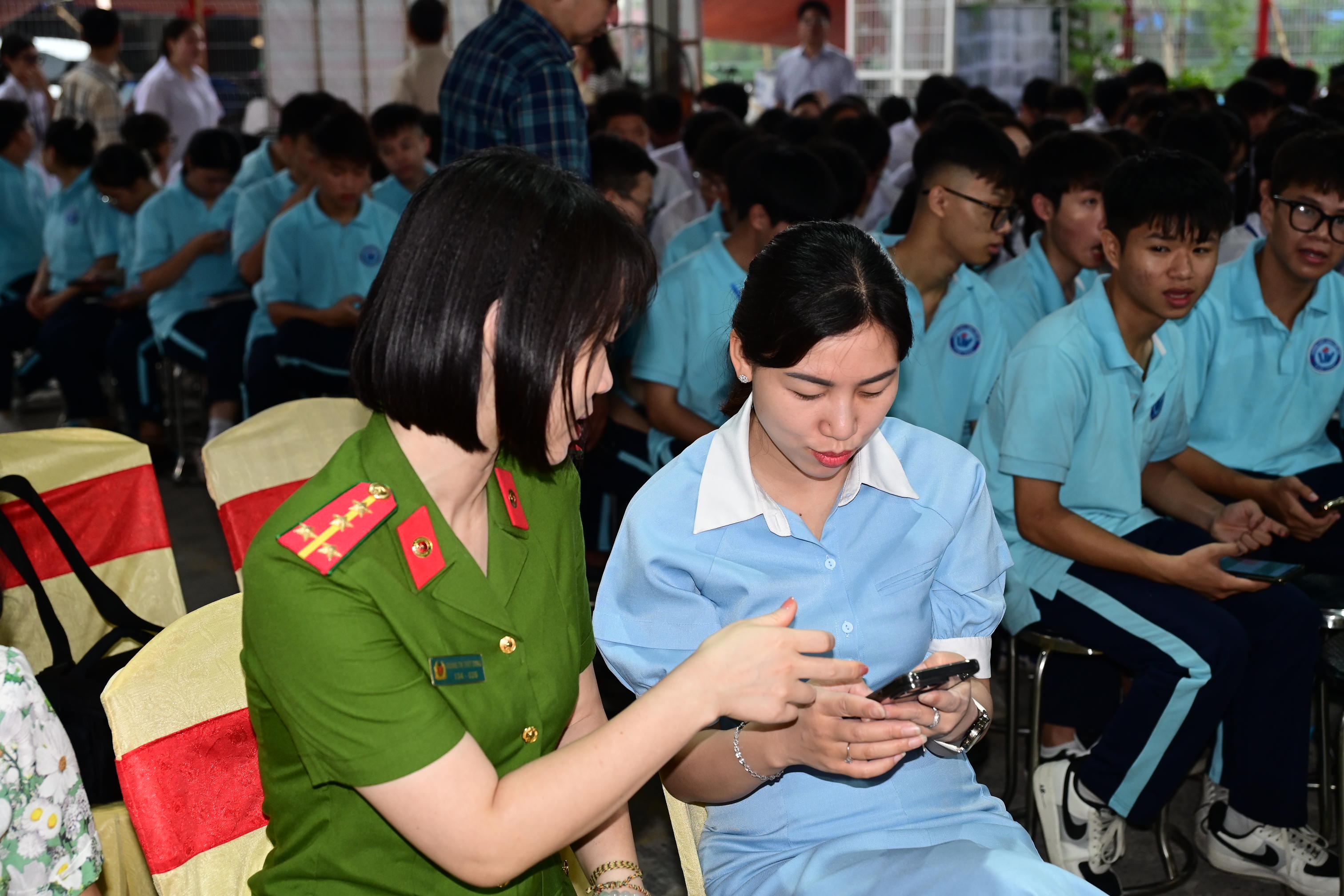 Tuyên truyền, hướng dẫn tham gia góp ý vào dự thảo sửa đổi, bổ sung Hiến pháp năm 2013 trên ứng dụng VNeID tại 2 trường THPT Hồng Bàng và THPT Lương Thế Vinh